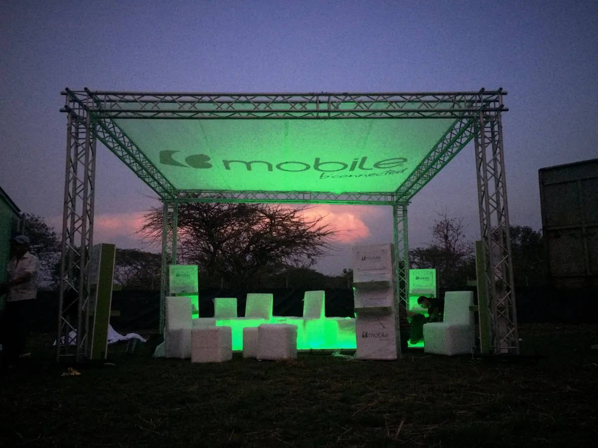Diseño y montaje de stand BMobile en Expo Music Fest Guatemala